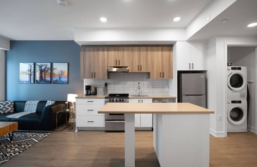 Centretown West Appartement | Apt w/Den and Rooftop, Steps to Little Italy