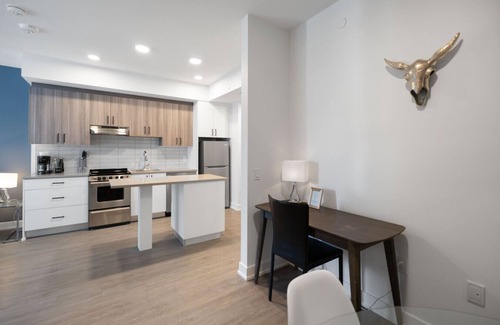 Centretown West Appartement | Apt w/Den and Rooftop, Steps to Little Italy
