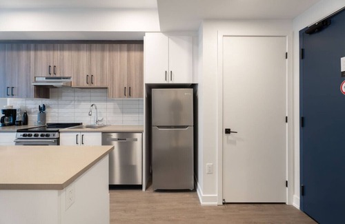 Centretown West Appartement | Apt w/Den and Rooftop, Steps to Little Italy