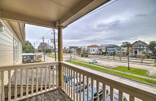 Clear Lake Shores Appartement | Apt with Balconies - Steps to Kemah Boardwalk!