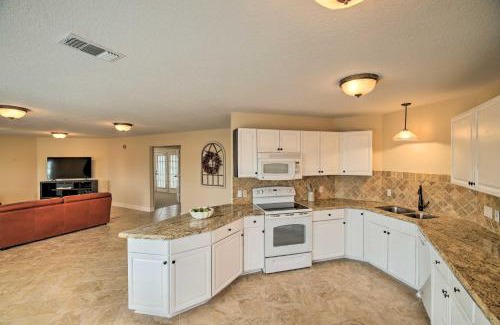 Clear Lake Shores Appartement | Apt with Balconies - Steps to Kemah Boardwalk!