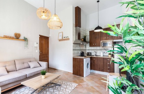 San Ildefonso Appartement | Apto Real Bajo Cartuja. Appartement avec patio privé et Wi-Fi.
