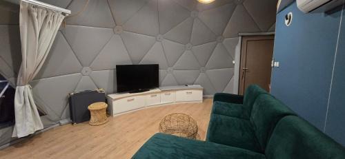 Mucharz Autre | Aqua Glamp