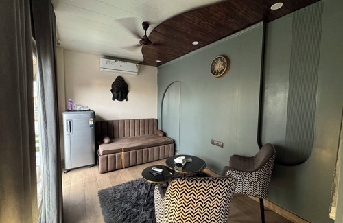 Patel Nagar Appartement | Aqua Sky Terrace Floor with Suite room- 1 Full size bed and 1 Sofa Bed W Jacuzzi