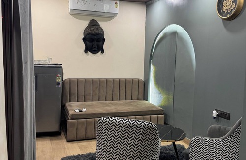 Patel Nagar Appartement | Aqua Sky Terrace Floor with Suite room- 1 Full size bed and 1 Sofa Bed W Jacuzzi