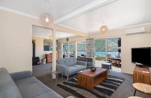 Moetapu Bay Maison | Aquamarine Dreams - Marlborough Holiday Home