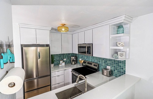 Bajura Copropriété | AquaVista Beachfront 3BD 2BA w/Private Balcony Overlooking Pool with Ocean View