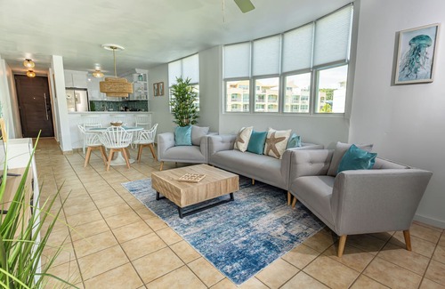 Bajura Copropriété | AquaVista Beachfront 3BD 2BA w/Private Balcony Overlooking Pool with Ocean View