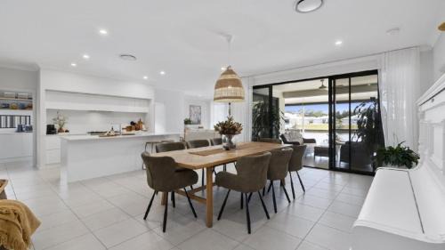 Banksia Beach Maison | Aquila - Majesty and Elegance