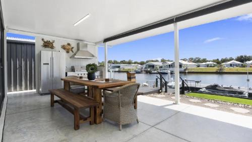 Banksia Beach Maison | Aquila - Majesty and Elegance