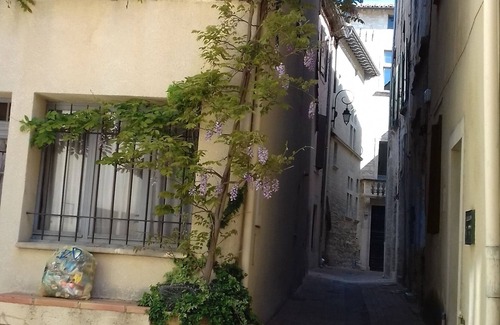 Aramon Appartement | Aramon dans maison de village , grand T1 atypique de 43m2, très calme.