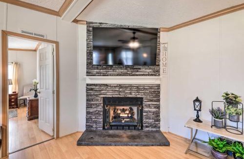 Minnesott Beach Maison | Arapahoe Home with Fireplace Near Deer Hunting