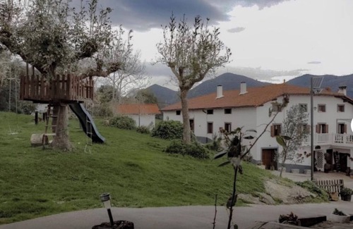 Deba Appartement | 'Arbil' Studio with Mountain Views, Private Garden and Wi-Fi