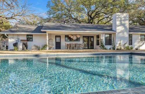 Marble Falls Maison | Arbor Escape with Concierge Services