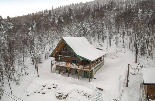 Saint-Philemon Chalet De Ski | Arborum North Forest | Bois rond, spa, ski, table de pool et vue sur les pentes