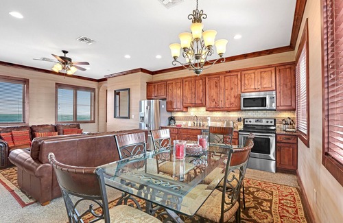 Johnson City Hôtel | Arc de Texas - Louis XIV Suite I Penthouse, pools, fishing on 2001 acre ranch!