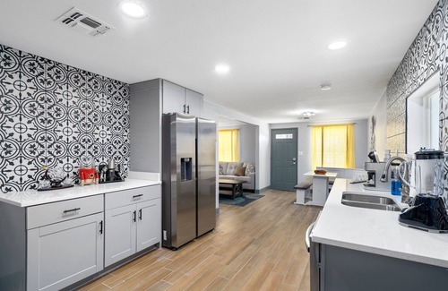 Camelback East Maison | Cute 2BR House, Hot Tub, Playground, Huge Yard, Dogs OK, Covered Parking