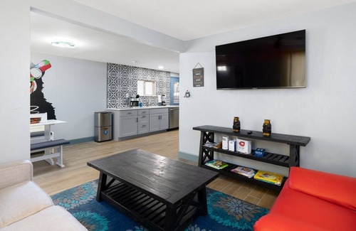 Camelback East Maison | Cute 2BR House, Hot Tub, Playground, Huge Yard, Dogs OK, Covered Parking