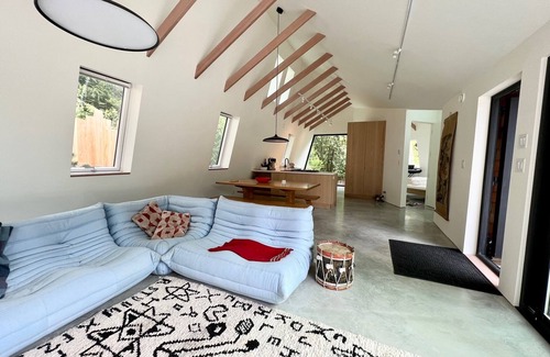 Roberts Creek Maison | Architect designed rustic modernist home 5 min walk to beach and cafe