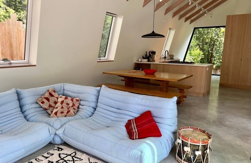 Roberts Creek Maison | Architect designed rustic modernist home 5 min walk to beach and cafe