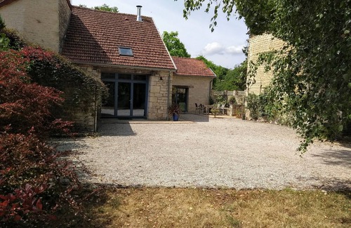 Cirfontaines-en-Azois Maison | Conversion de grange conçue par un architecte avec piscine chauffée, bordures champagne / bourgogne