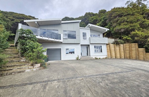 Lower Hutt Maison | Architectural seated in the bush, with a stream connects you to Papatuanku.