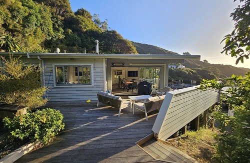 Lower Hutt Maison | Architectural seated in the bush, with a stream connects you to Papatuanku.