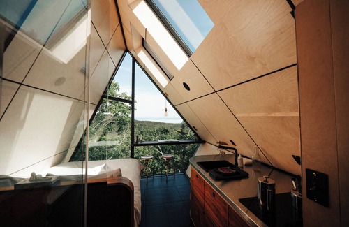 Les Eboulements Cabine | Architecture and design awards winning cabin with hot tubs and sauna.