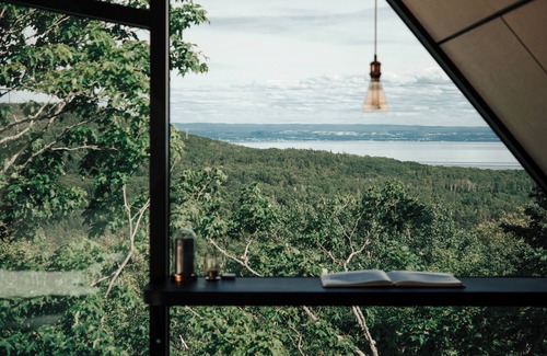 Les Eboulements Cabine | Architecture and design awards winning cabin with hot tubs and sauna.