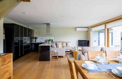 Ampney Crucis Maison | Ardross Lodge | Lakeside Hot Tub Stay for Groups