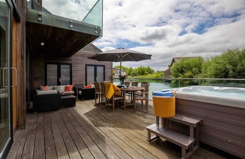 Ampney Crucis Maison | Ardross Lodge | Lakeside Hot Tub Stay for Groups