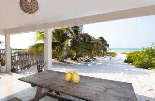 El Cuyo Appartement | Arena y Mar Beachfront House, El Cuyo by The Spot Rentals
