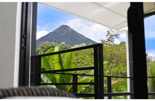 Villa Bonita Cabine | Arenal Dream Lodge. Front-Row Volcano Views!
