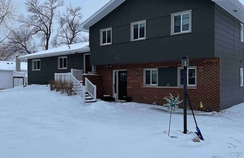 Grand Forks Appartement | Arhaus 3: experience a chic and inviting accommodation in Grand Forks.