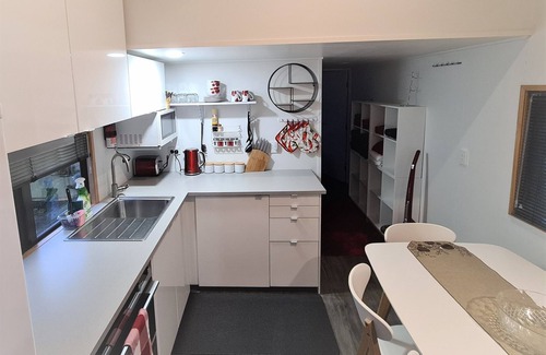 Pukehangi Maison | Arias Farmlet Tiny Home - quiet bungalow with breakfast, spa, animals to feed