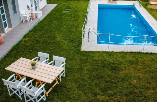 Olympiada Appartement | Aristotelia Gi Ikies - Cozy Pool & Sunny Getaway