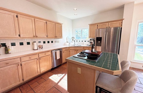 West Oak Hill Maison | Armadillo’s Pad – Pool, Game Room, Gym & more…