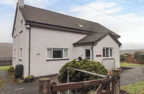 Beinn Orasaigh Cottage | ARNAVAL, pet friendly, country holiday cottage in Carbost