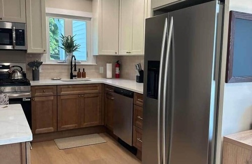 New Bedford Appartement | Arnold's: Renovated 2 Bedroom in New Bedford West End, walk to Buttonwood Park