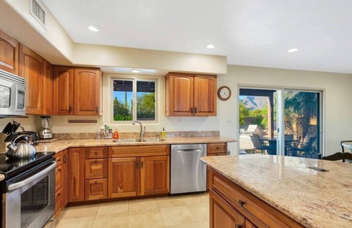 Shadow Hills Maison | Le Winston: 5 chambres, 3 w / salles de bains privées! Très bien situé, vue sur la montagne