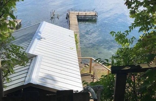 Dresden Maison | Escapade romantique au bord du lac Seneca / bain à remous / sentier des vins / animaux de compagnie