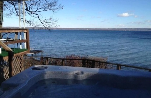 Dresden Maison | Escapade romantique au bord du lac Seneca / bain à remous / sentier des vins / animaux de compagnie