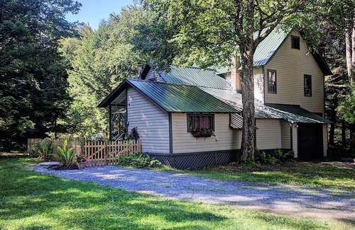 Inlet Maison | Camp de pointe de flèche. Bienvenue dans une nouvelle location de camp située à Inlet NY