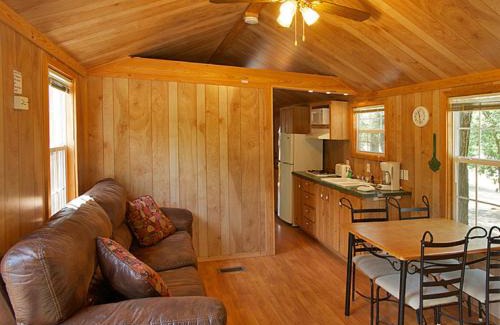 Marquette County Station Balnéaire | Arrowhead Camping Resort Deluxe Cabin 4