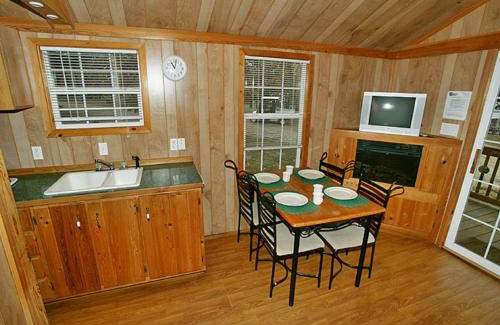 Marquette County Station Balnéaire | Arrowhead Camping Resort Deluxe Cabin 4