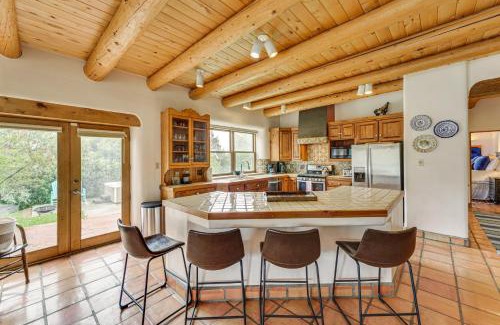 Arroyo Seco Maison | Arroyo Seco Adobe with Hot Tub Near Taos Ski Valley!