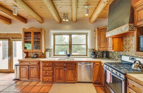 Arroyo Seco Maison | Arroyo Seco Adobe with Hot Tub Near Taos Ski Valley!