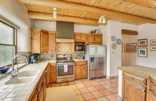 Arroyo Seco Maison | Arroyo Seco Adobe with Hot Tub Near Taos Ski Valley!