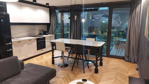 Srodmiescie Appartement | Art Apartamenty II Basen & SPA w CENTRUM z Balkonem, Faktura VAT
