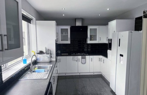 Weston-super-Mare Maison | Art Deco 5-bedroom house with WiFi in Weston-super-Mare Close to Beach & Town